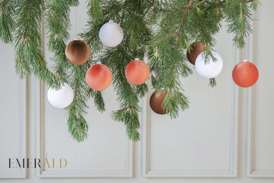 Balti Kalėdų eglutės papuošimai