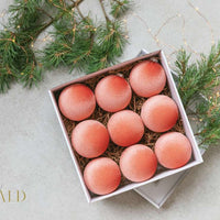 ranku darbo oranzines spalvos kelediniai papuosimai