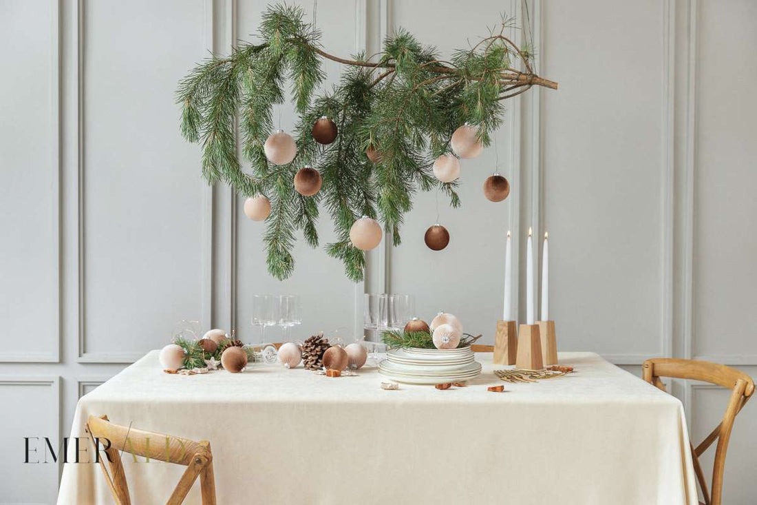 Pieno baltos spalvos veliūrinė staltiesė