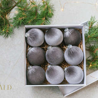 Kalediniu papuosimu pilkos spalvos zaisliuku rinkinys