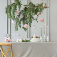 kaledu eglutes roziniai papuosimai