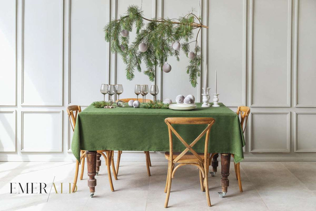 Samanų spalvos veliūrinė staltiesė