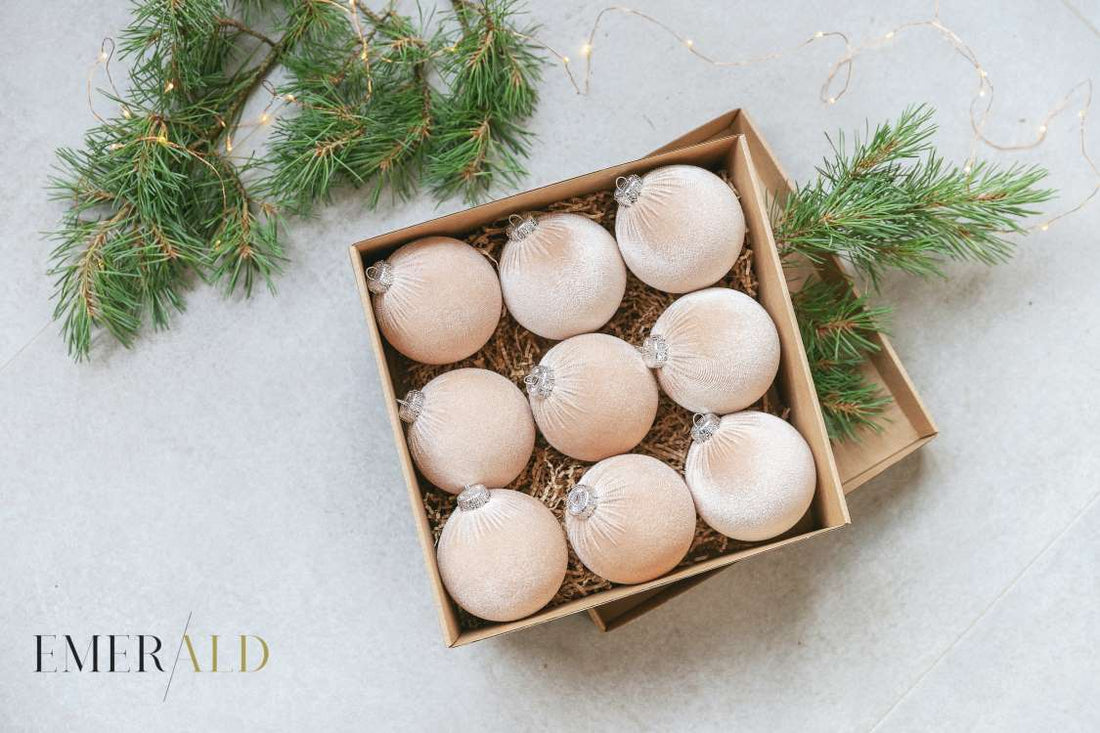 Smeliniai aksominiai kalediniai kamuoliukai