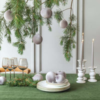 Sviesiai pilki dekoravimo kamuoliukai