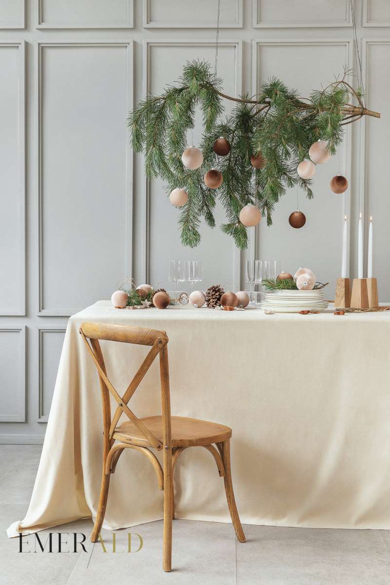 Pieno baltos spalvos veliūrinė staltiesė