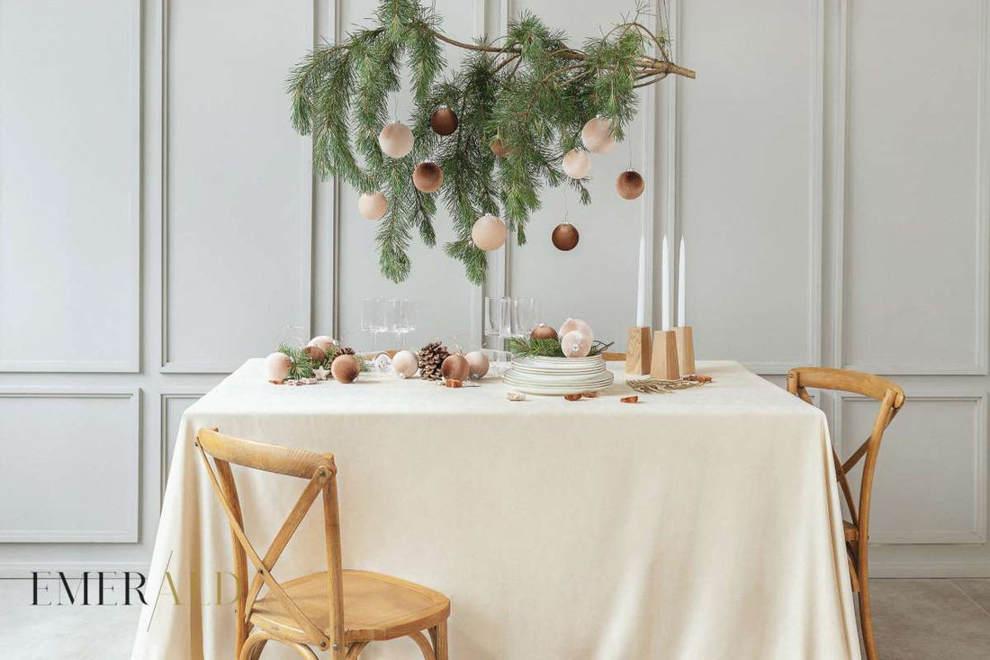 Pieno baltos spalvos veliūrinė staltiesė