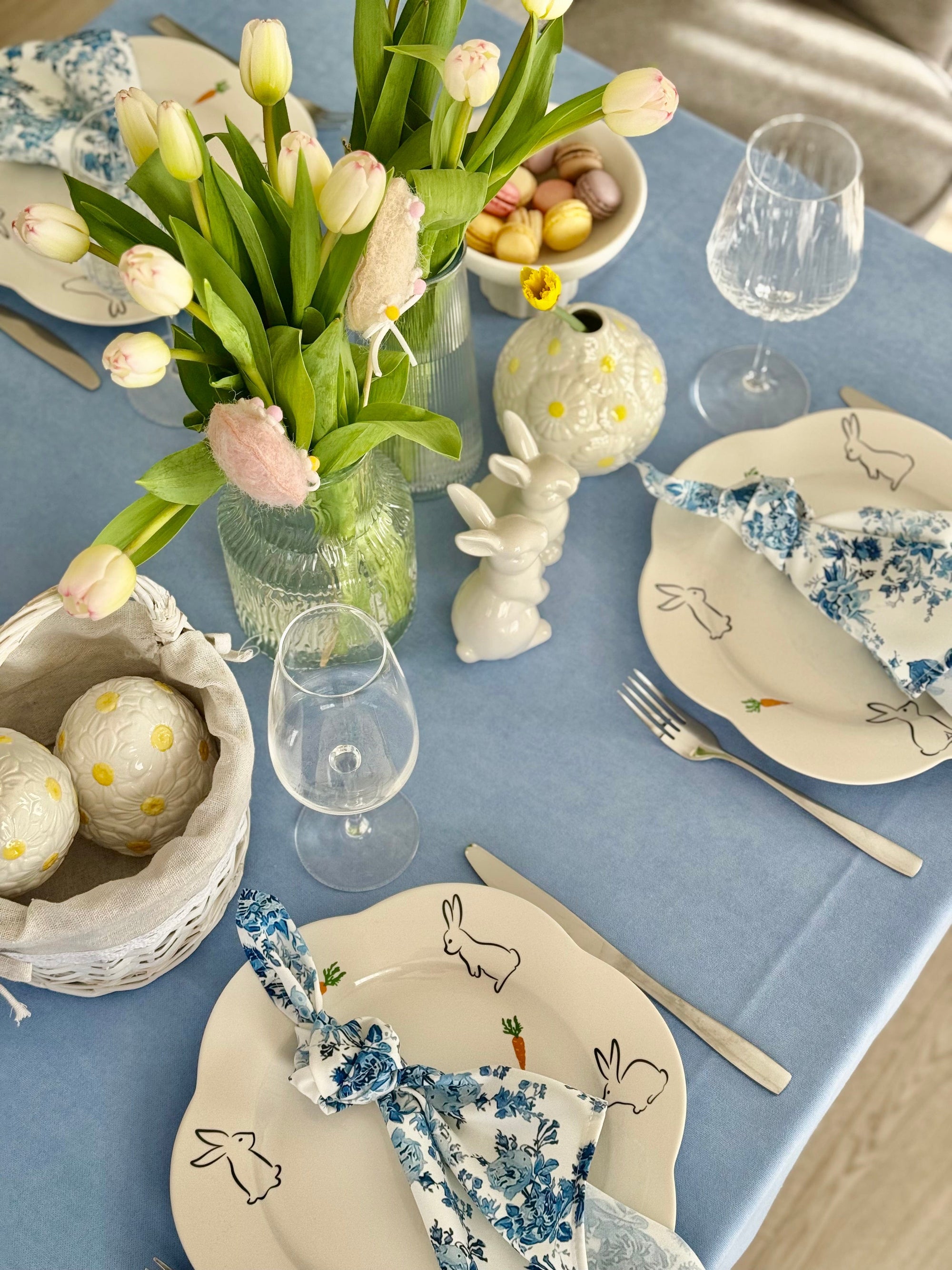 Staltiesė „Žydra ramybė“ – švelnus veliūro stilius Jūsų stalui