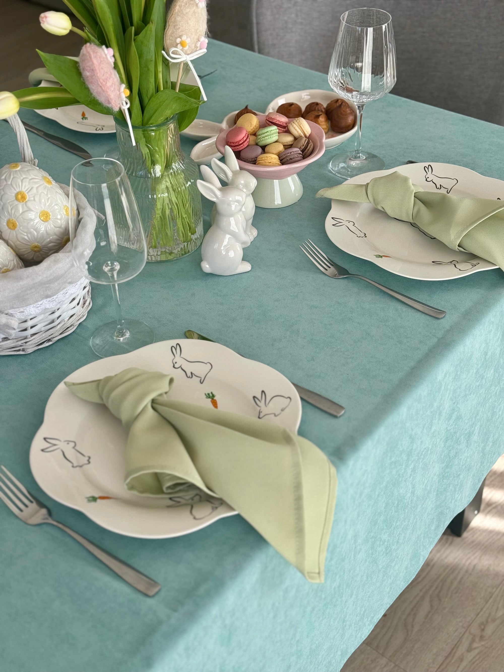 Staltiesė “Mėtinė gaiva” matinio veliūro – pavasario gaiva Jūsų namams