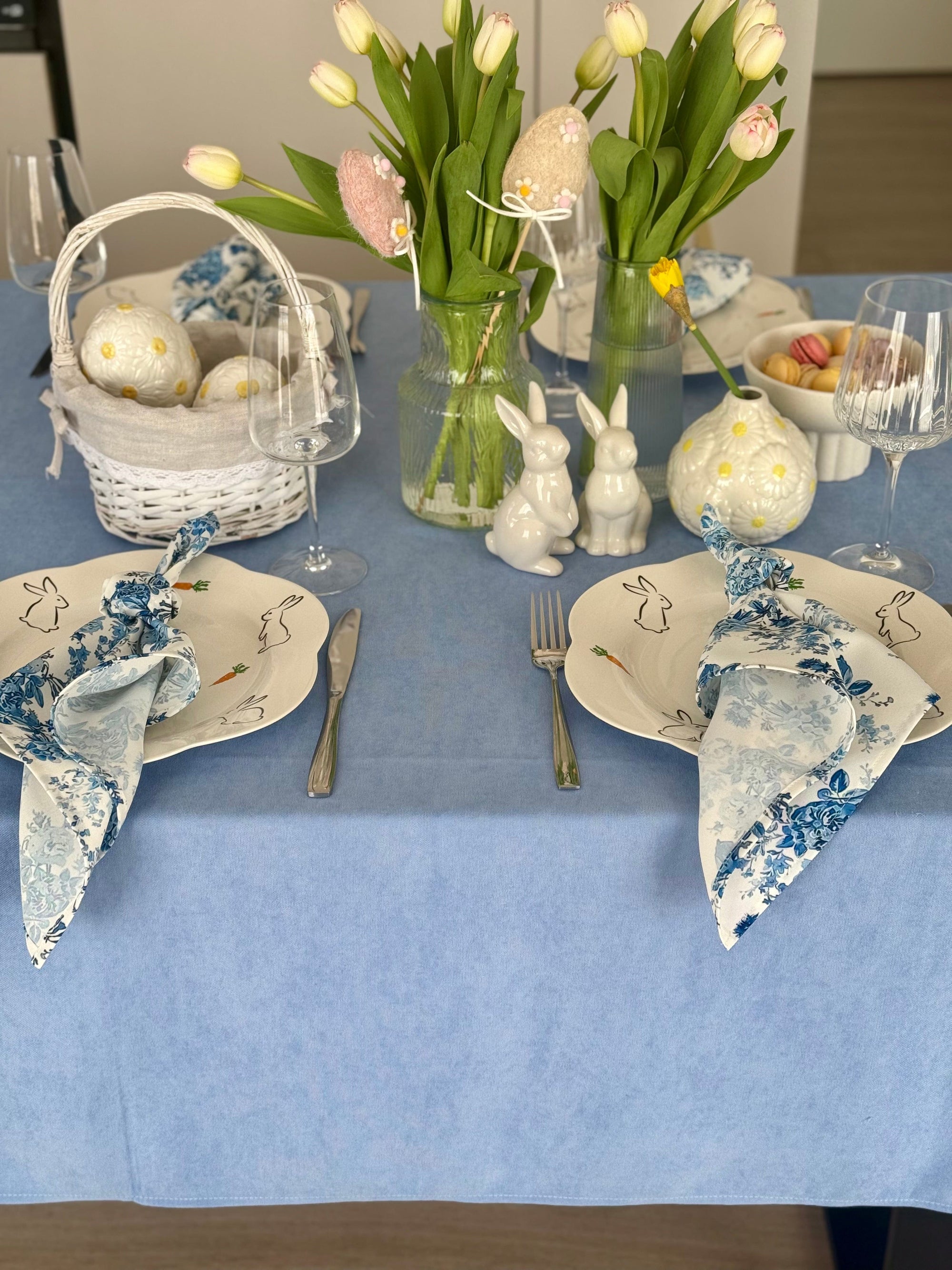 Staltiesė „Žydra ramybė“ – švelnus veliūro stilius Jūsų stalui