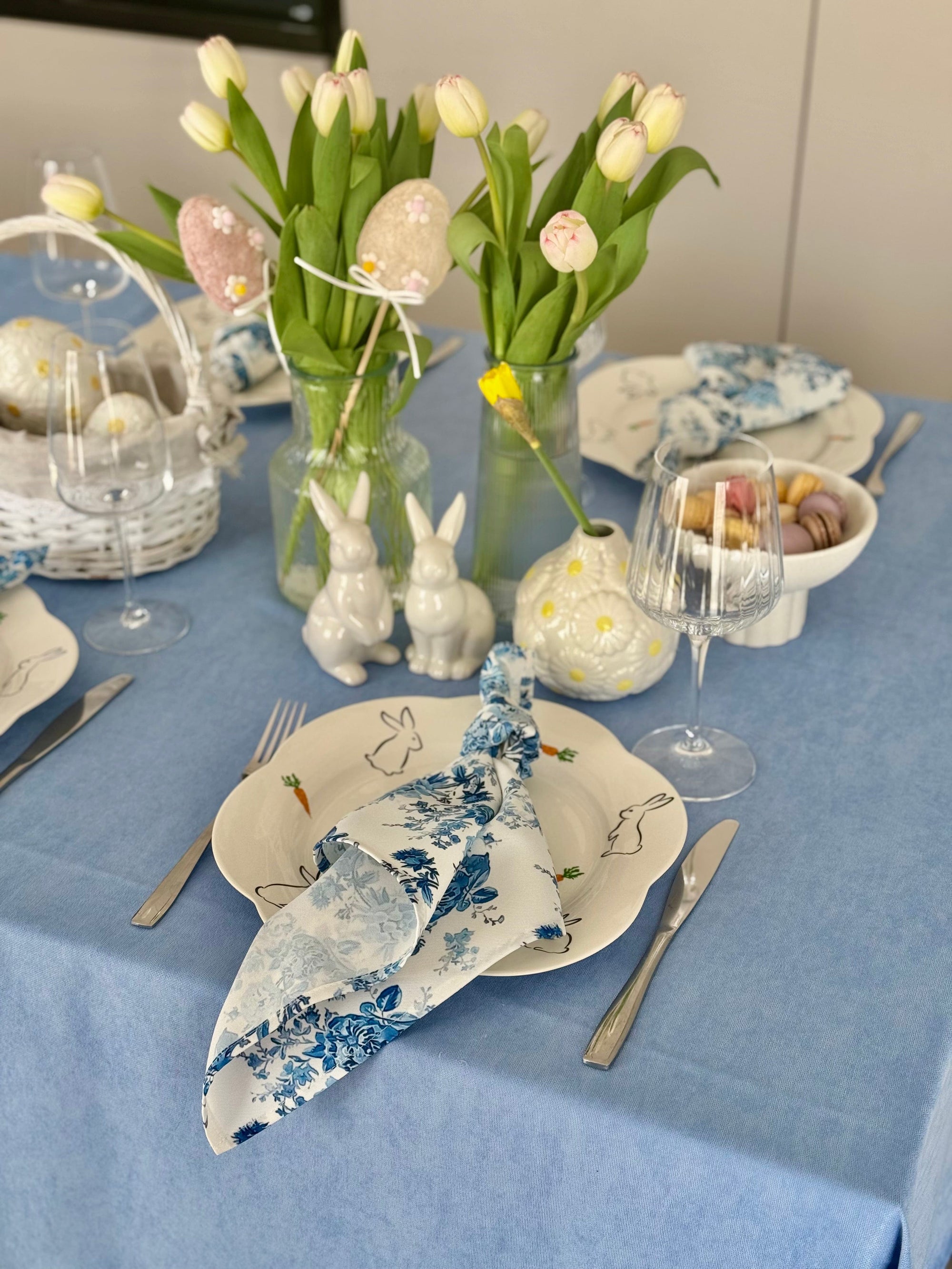 Staltiesė „Žydra ramybė“ – švelnus veliūro stilius Jūsų stalui