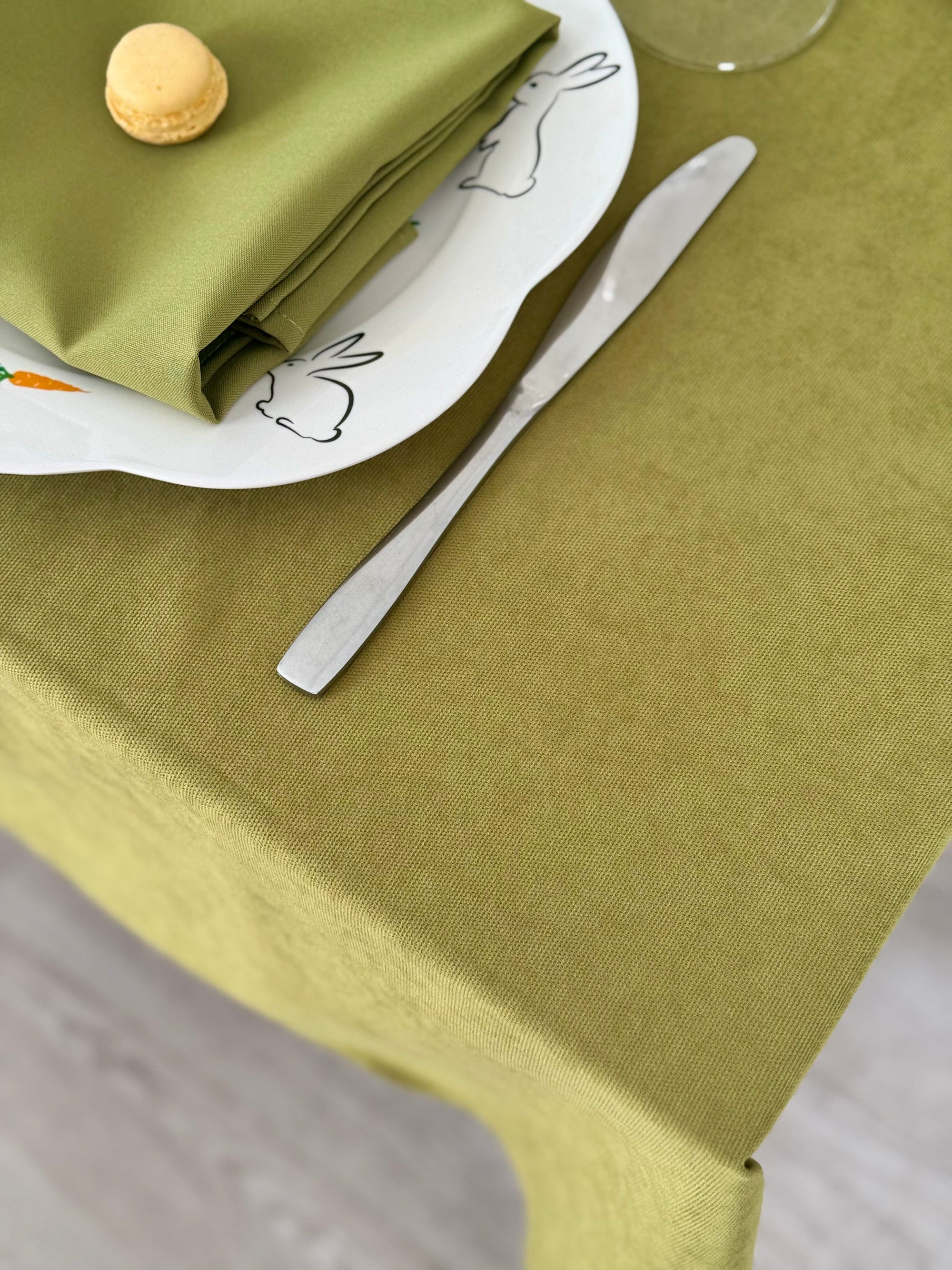 Staltiesė „Alyvuogių sodas“ – žemės tonų elegancija iš matinio veliūro