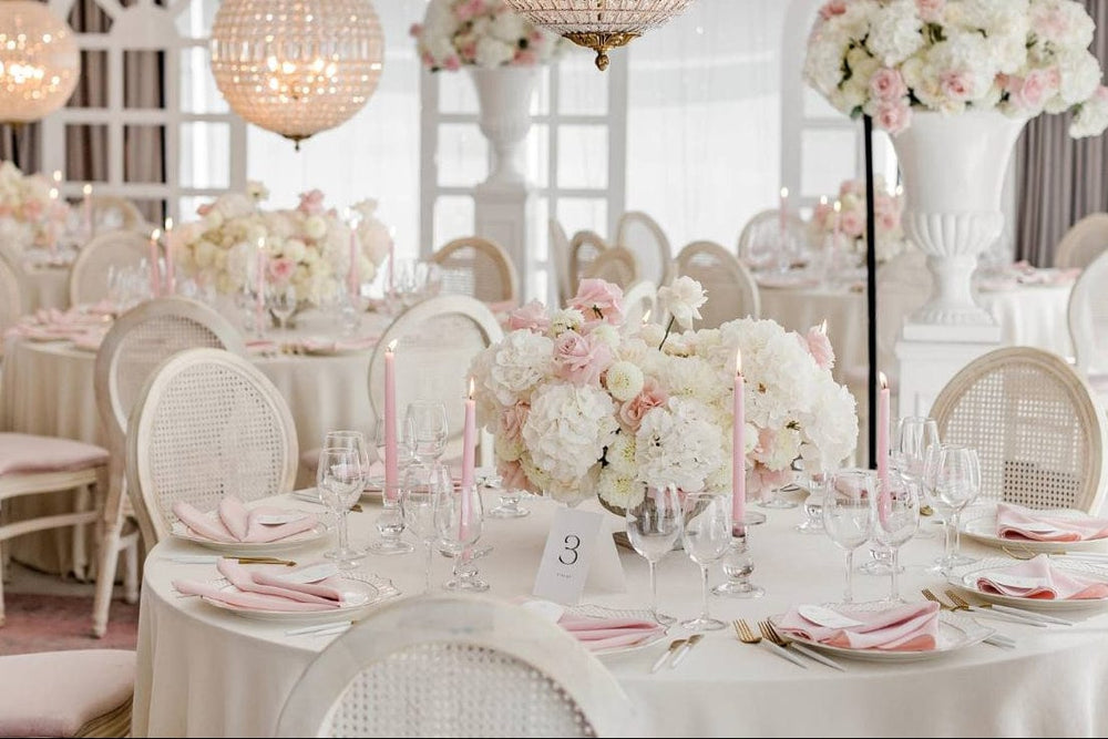 Prabangiai dekoruotas stalas su Emerald.lt lininėmis staltiesėmis, servetėlėmis ir žvakėmis