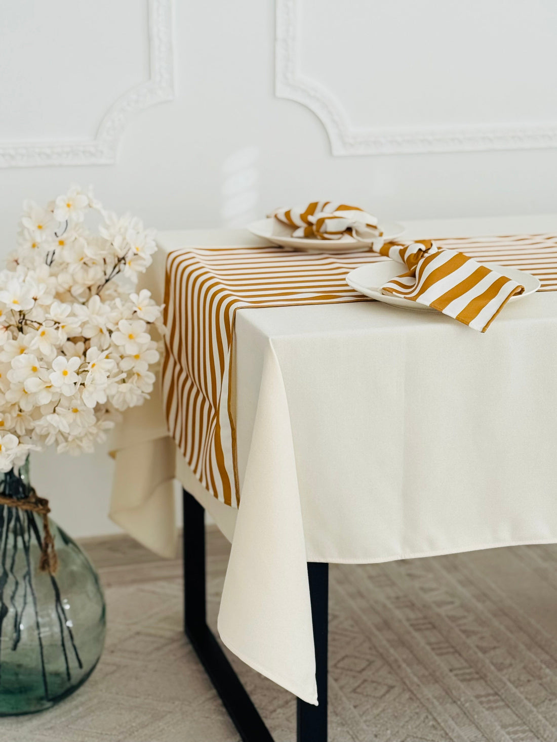 Garstyčių ir pieno baltos spalvos takelio bei servetėlių komplektas