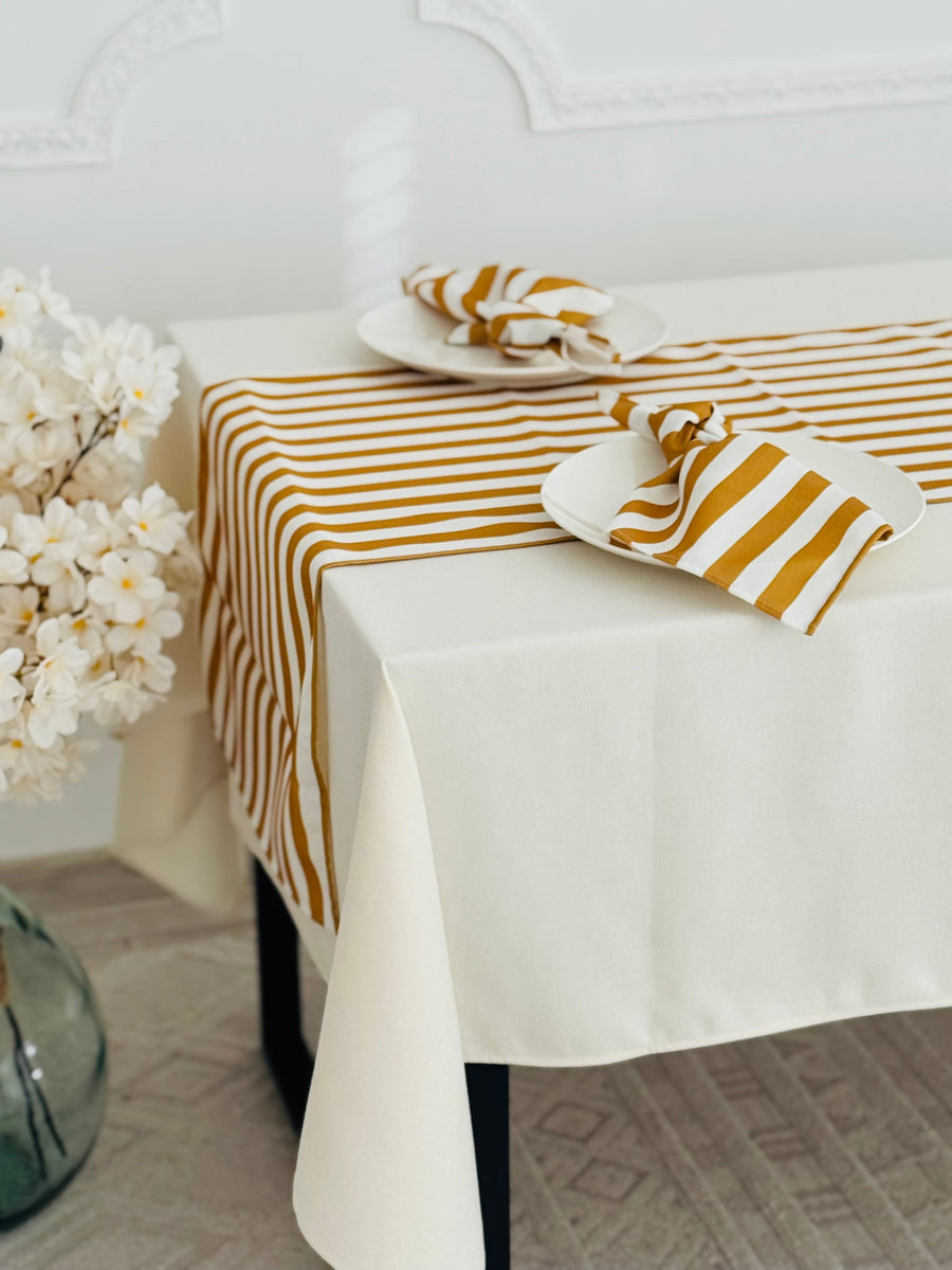 Garstyčių ir pieno baltos spalvos takelio bei servetėlių komplektas