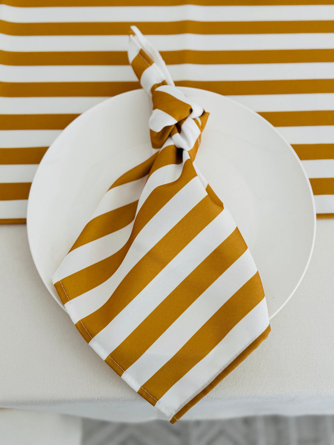 Garstyčių ir pieno baltos spalvos takelio bei servetėlių komplektas