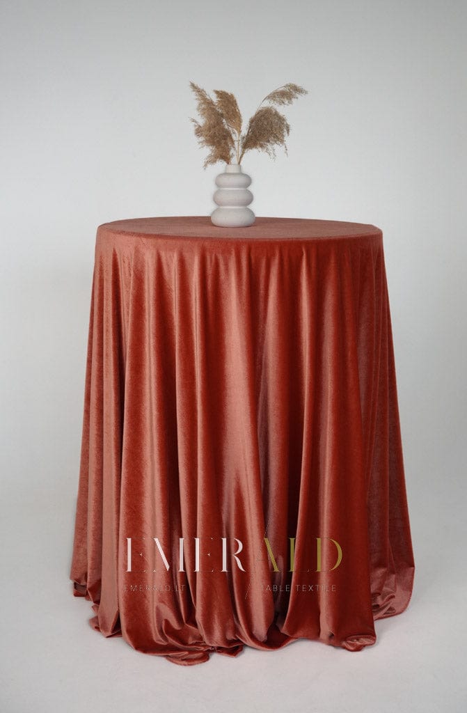 Raudonų plytų spalvos staltiesė (audinys aksomas)