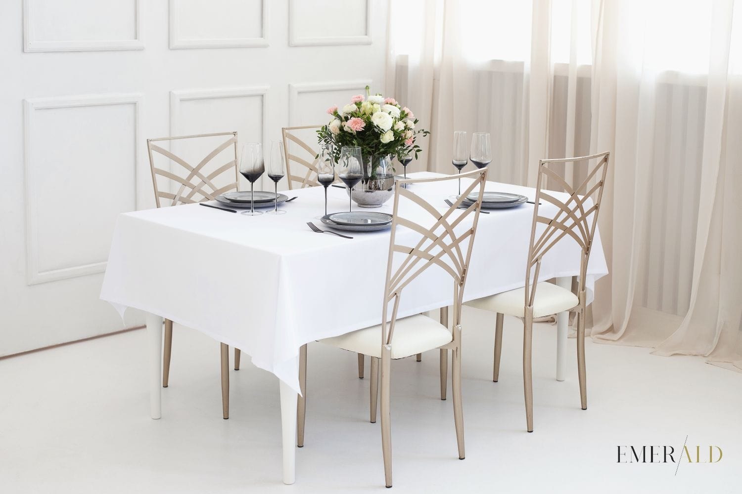 Sventine balta staltiese namams