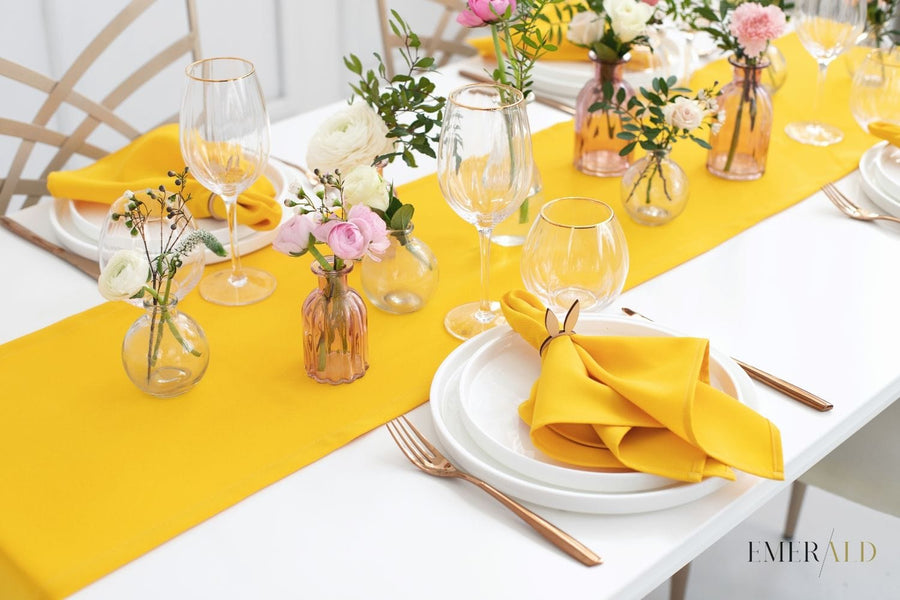 Geltonos spalvos stalo takelis ir servetėlės