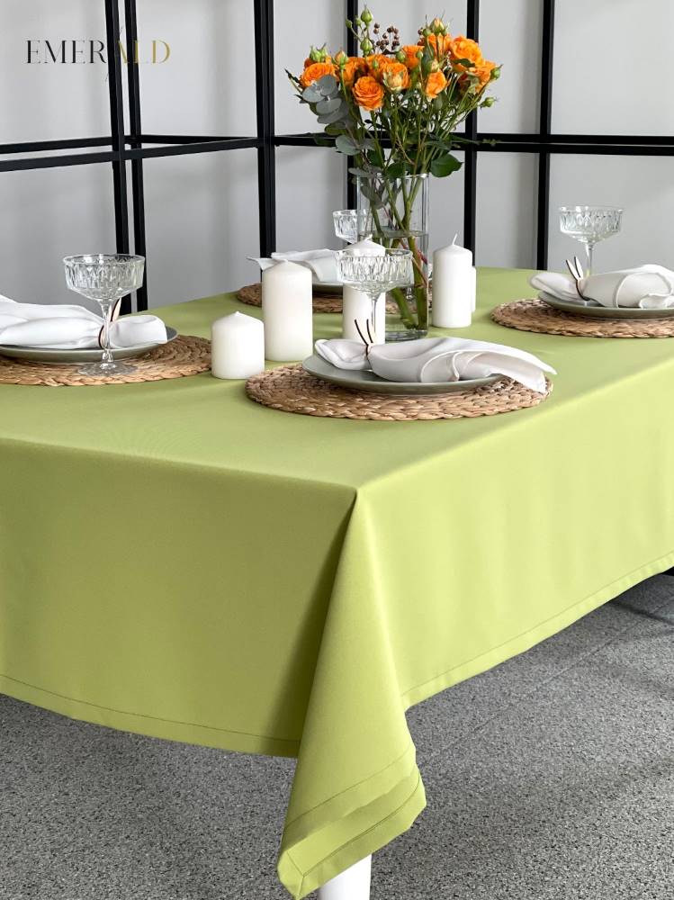 Šviesiai žalia staltiesė