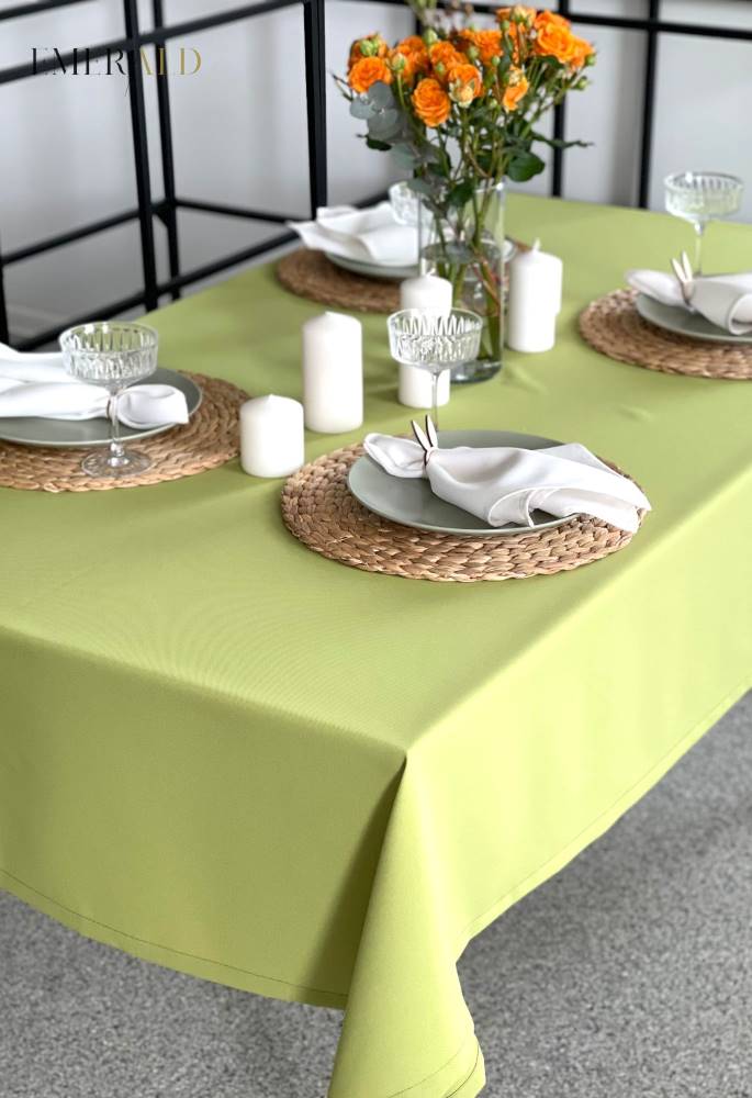 Šviesiai žalia staltiesė