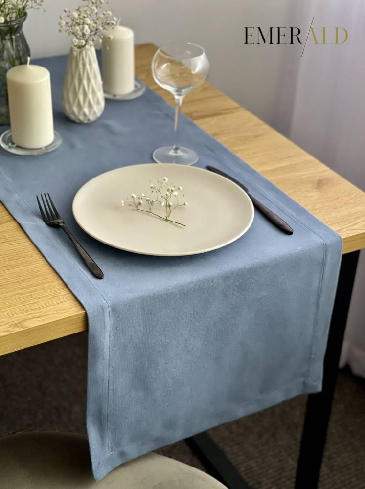 undefined EmeraldLT Dūminės mėlynos spalvos veliūrinis pietų stalo takelis  EmeraldLT.