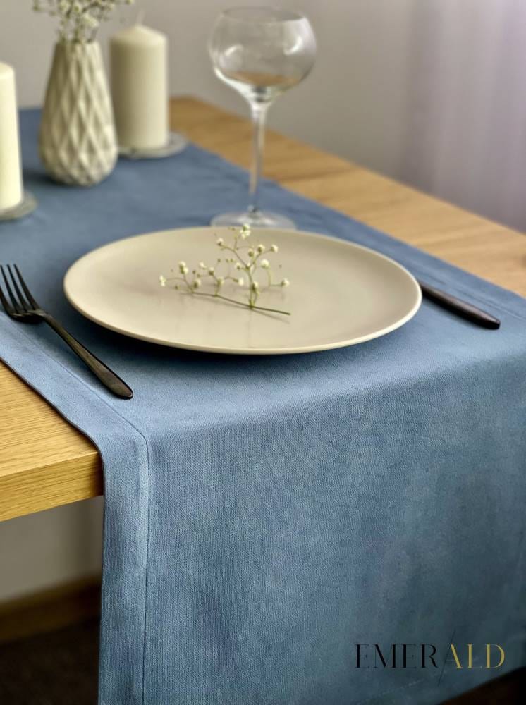 undefined EmeraldLT Dūminės mėlynos spalvos veliūrinis pietų stalo takelis  EmeraldLT.