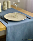 undefined EmeraldLT Dūminės mėlynos spalvos veliūrinis pietų stalo takelis  EmeraldLT.