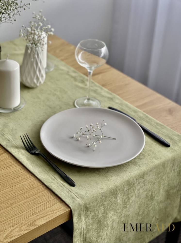 undefined EmeraldLT Alyvuogių spalvos veliūrinis pietų stalo takelis  EmeraldLT.