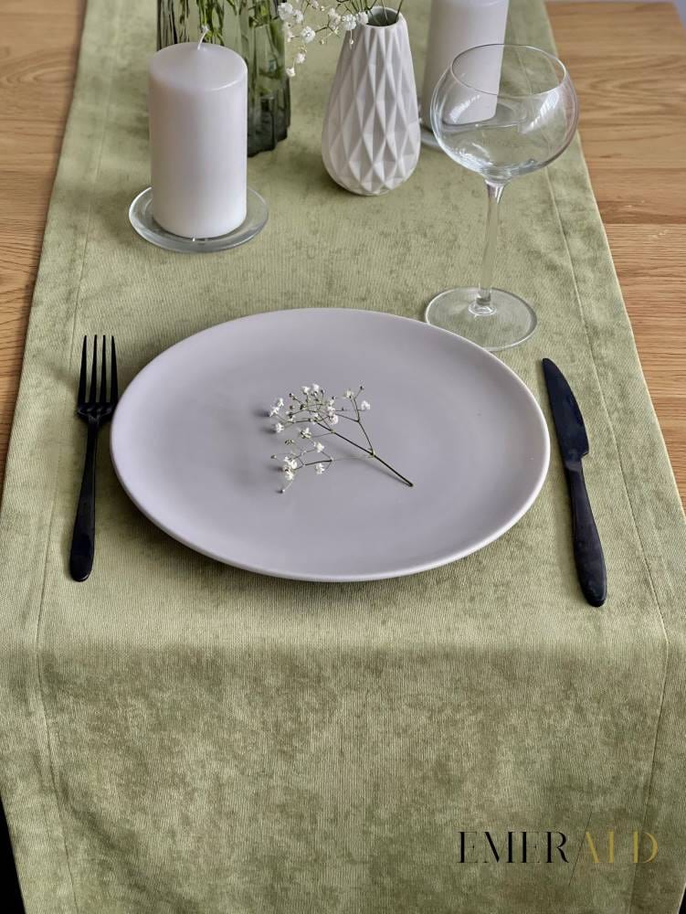 undefined EmeraldLT Alyvuogių spalvos veliūrinis pietų stalo takelis  EmeraldLT.