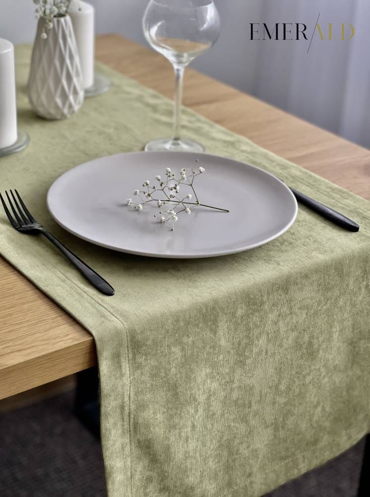 undefined EmeraldLT Alyvuogių spalvos veliūrinis pietų stalo takelis  EmeraldLT.
