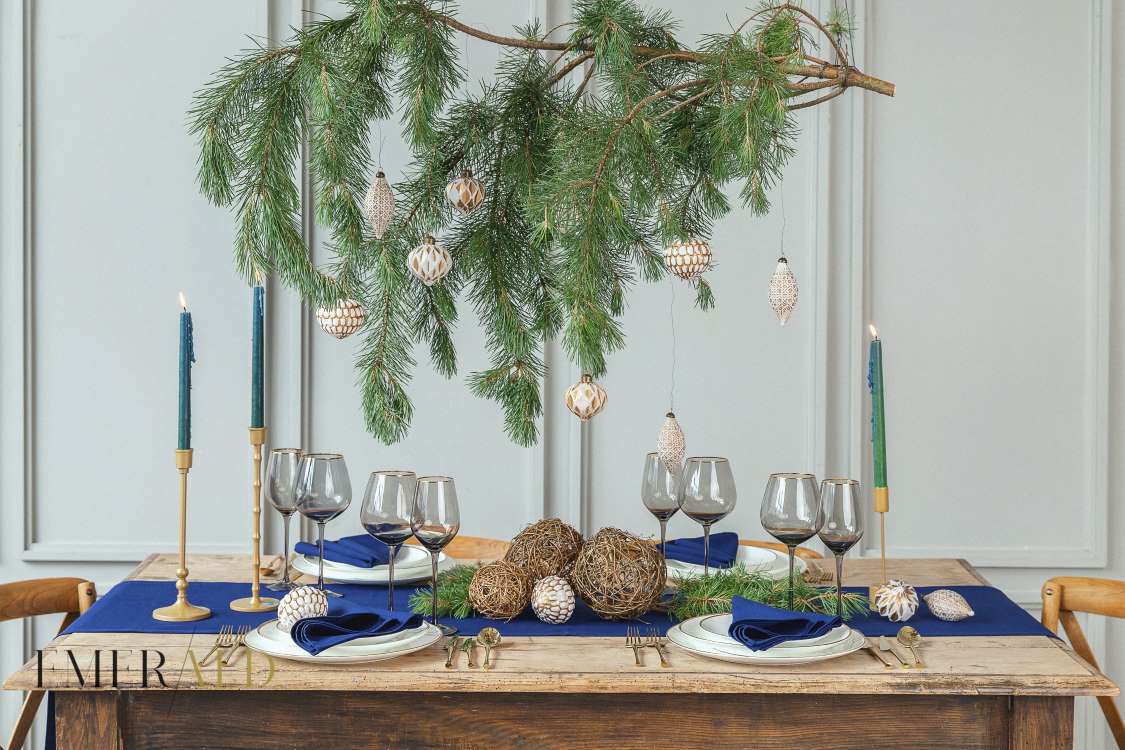 tamsiai melynas stalo takelis ir serveteles