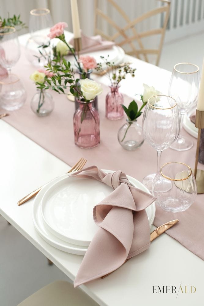 Šviesiai pelenų rožinės spalvos stalo takelis ir servetėlės