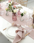 Šviesiai pelenų rožinės spalvos stalo takelis ir servetėlės
