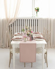 Šviesiai pelenų rožinės spalvos stalo takelis