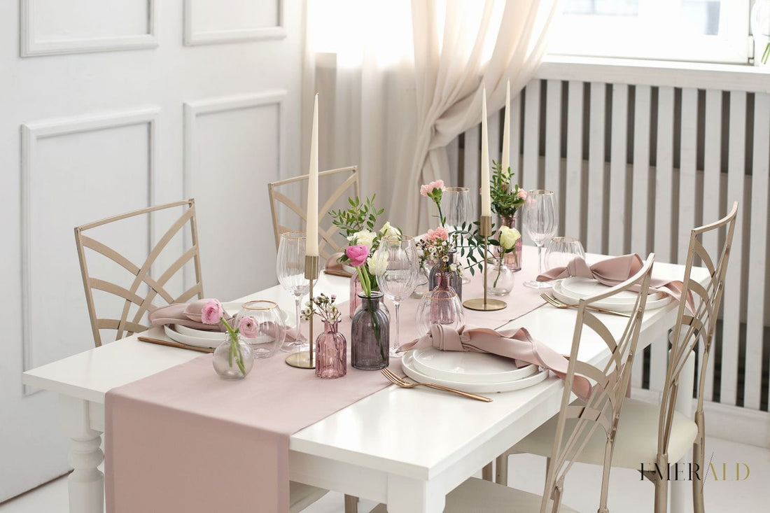 Šviesiai pelenų rožinės spalvos stalo takelis