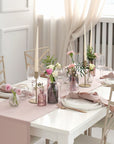 Šviesiai pelenų rožinės spalvos stalo takelis