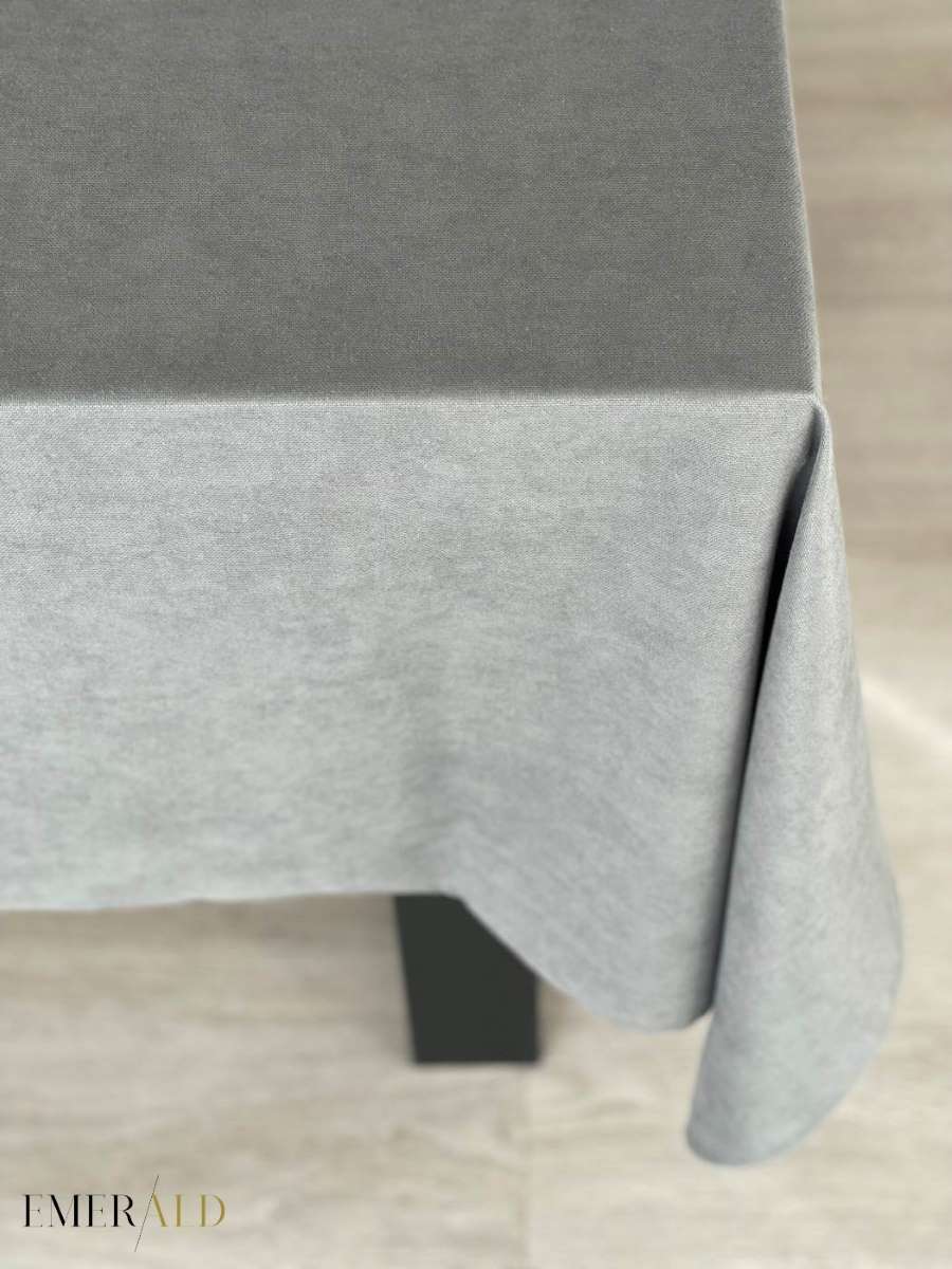Pilkos spalvos veliūrinė staltiesė