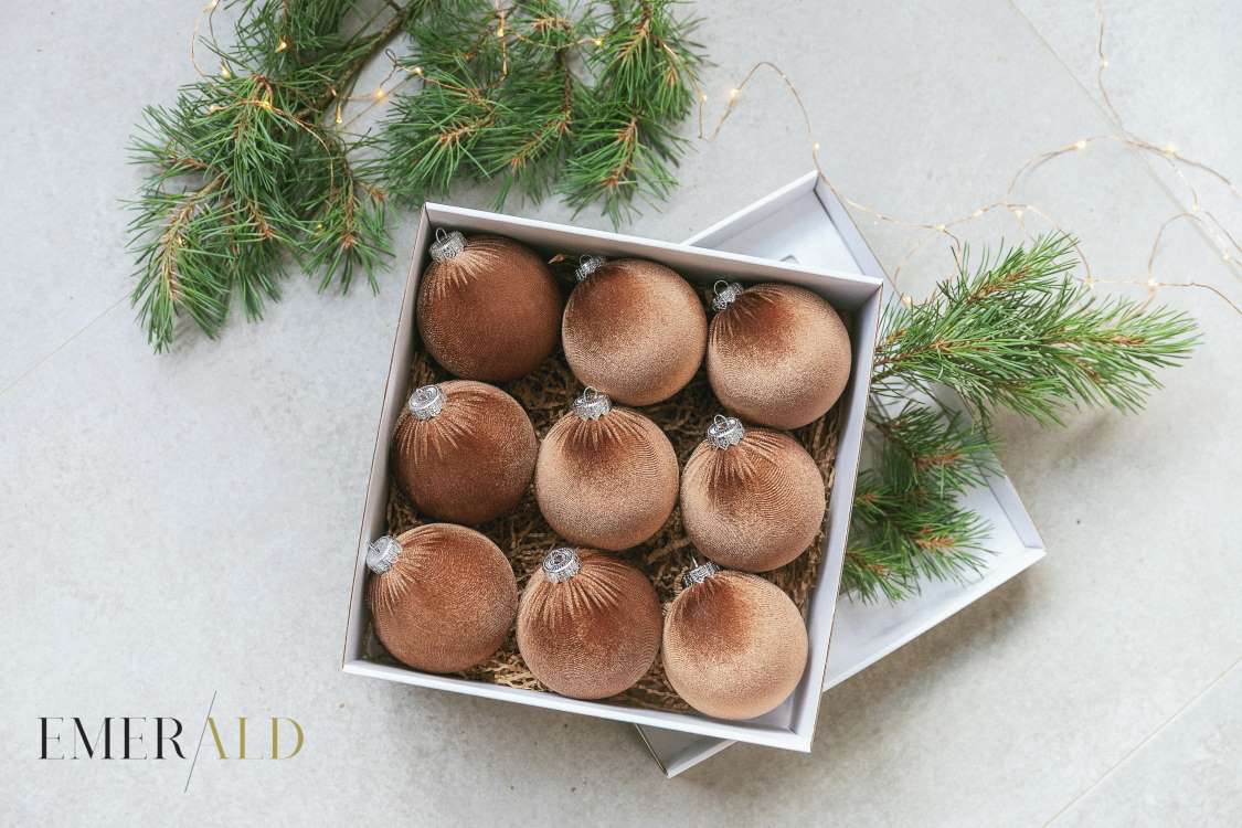 Rudi aksominiai kaledu eglutes papuosimai