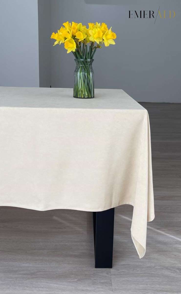 Smėlio spalvos veliūrinė staltiesė