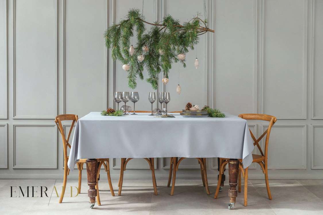 sviesiai pilka staltiese