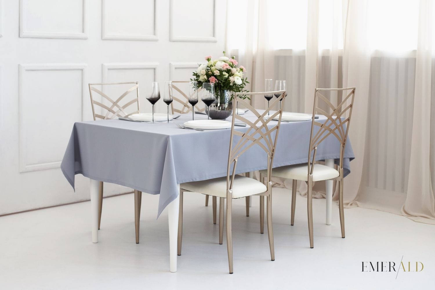 klasikines sviesiai pilka staltiese