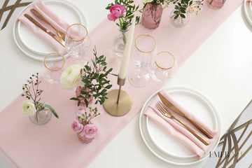 Šviesiai rožinis stalo takelis ir servetėlės