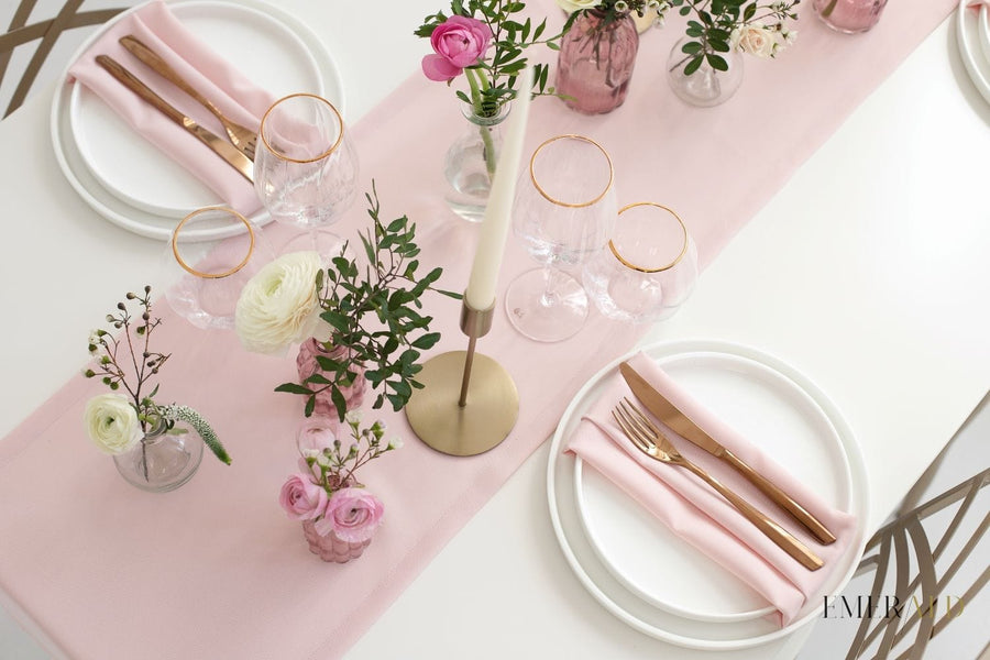 Šviesiai rožinis stalo takelis ir servetėlės