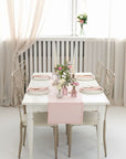 Šviesiai rožinis stalo takelis ir servetėlės