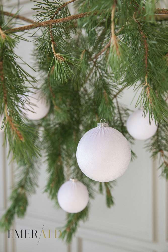 Baltos spalvos aksominiai zaisliukai