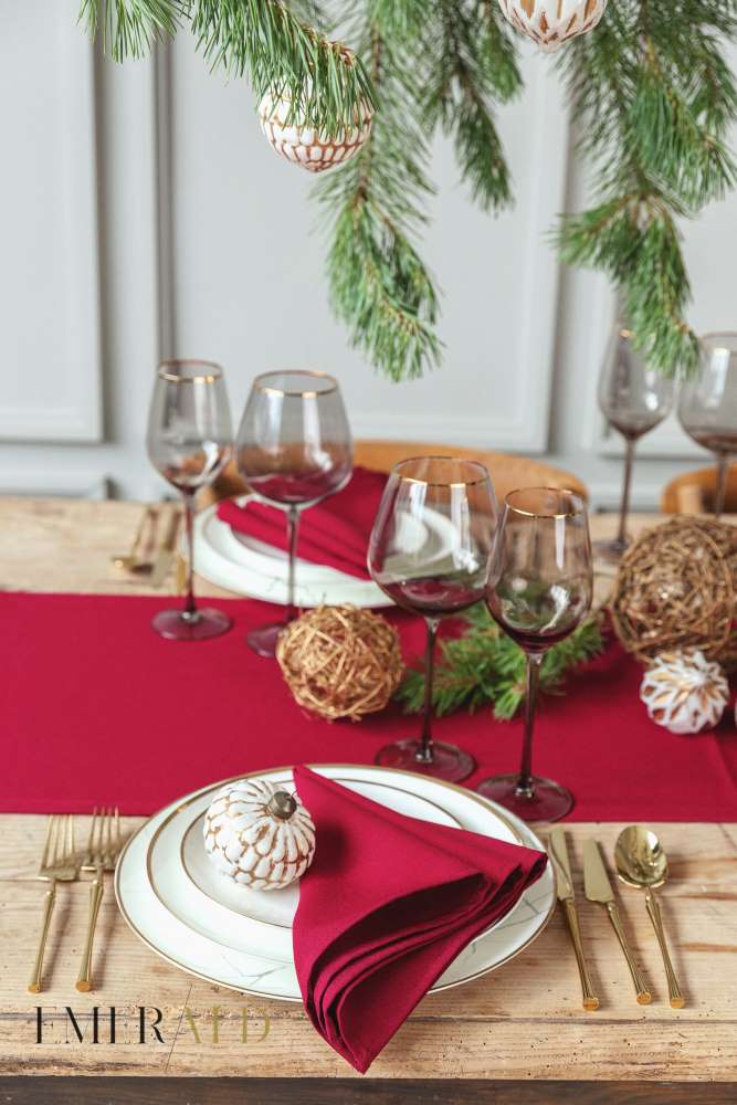 Klaedinis bordo spalvos stalo takelis