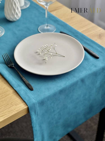 EmeraldLT Vandenyno mėlynumo spalvos veliūrinis pietų stalo takelis Emerald stalo tekstile