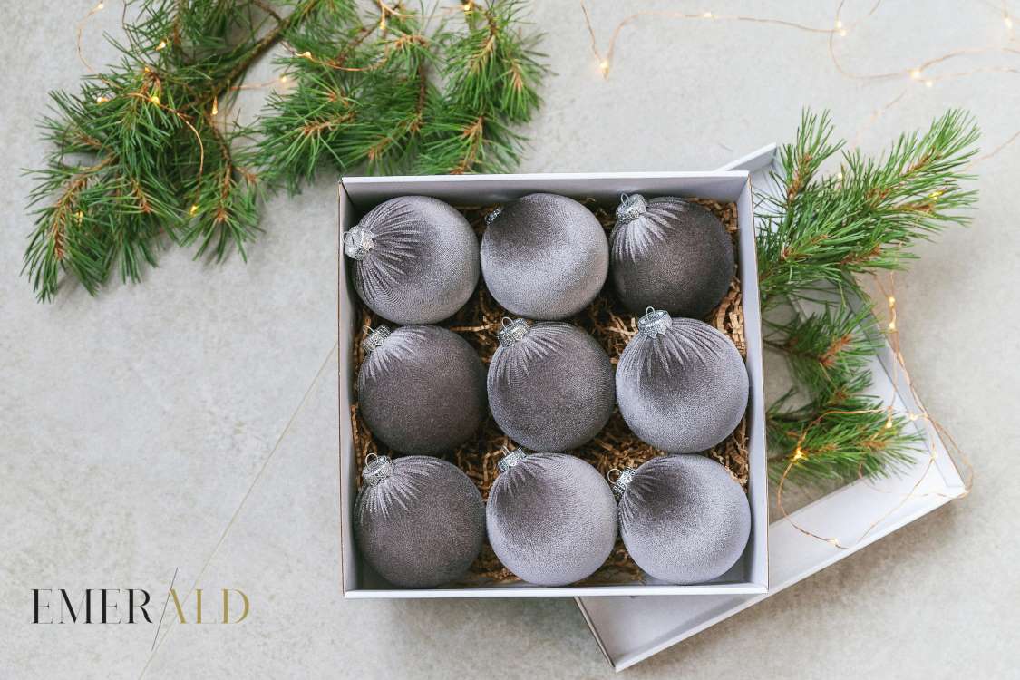 Kalediniu papuosimu pilkos spalvos zaisliuku rinkinys