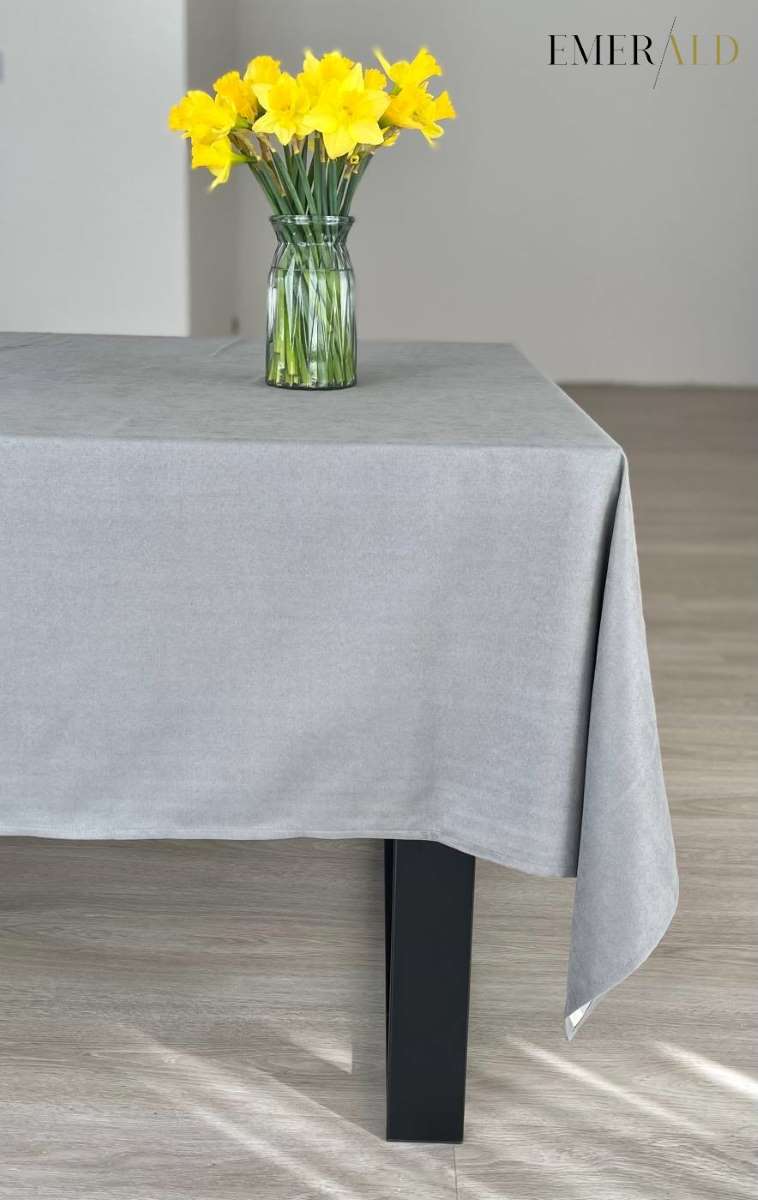 Pilkos spalvos veliūrinė staltiesė