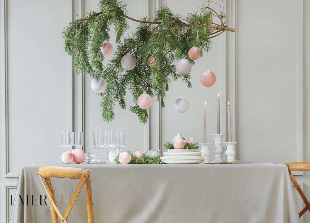 kaledu eglutes roziniai papuosimai